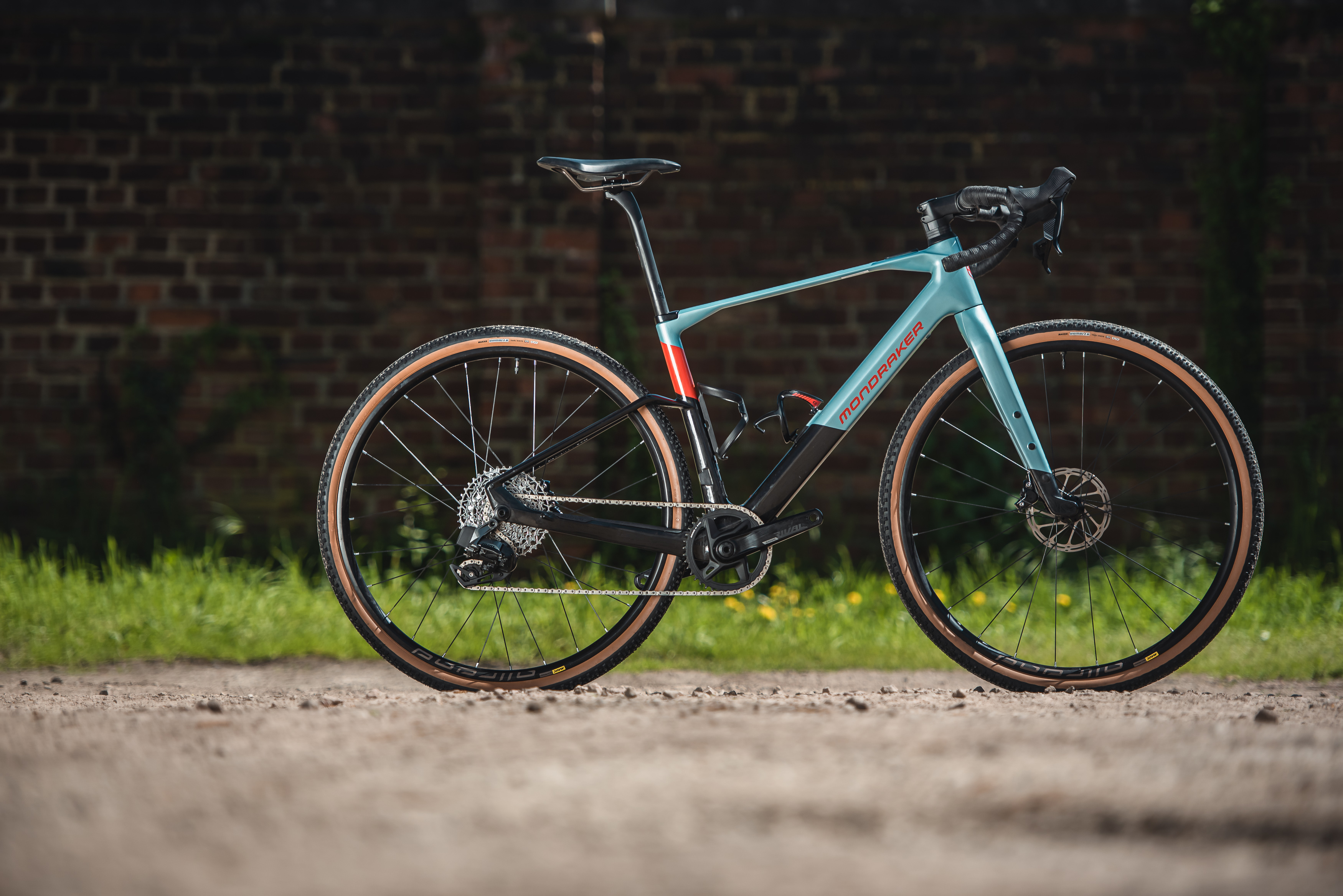 Mondraker Dusty Test: E-Gravel Bike mit MTB-Genen im Vergleich
