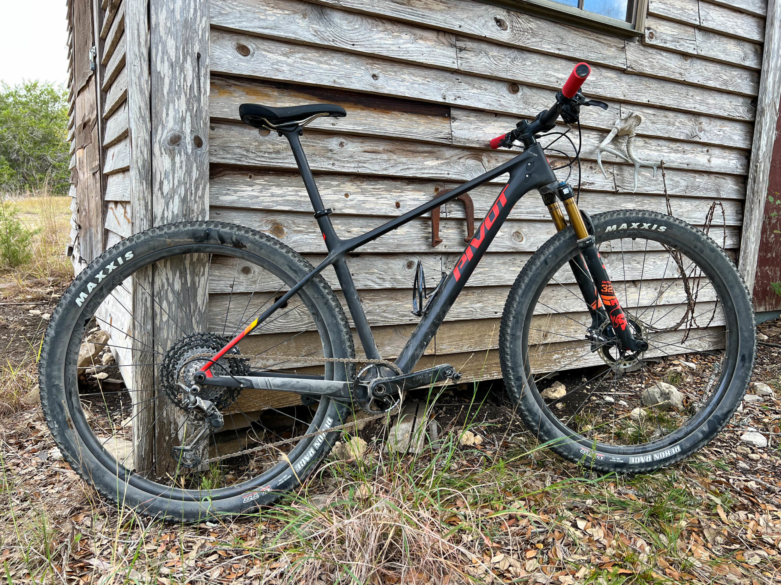 Pivot LES SL Mountain Bike Review: Near-Perfect Pure ...