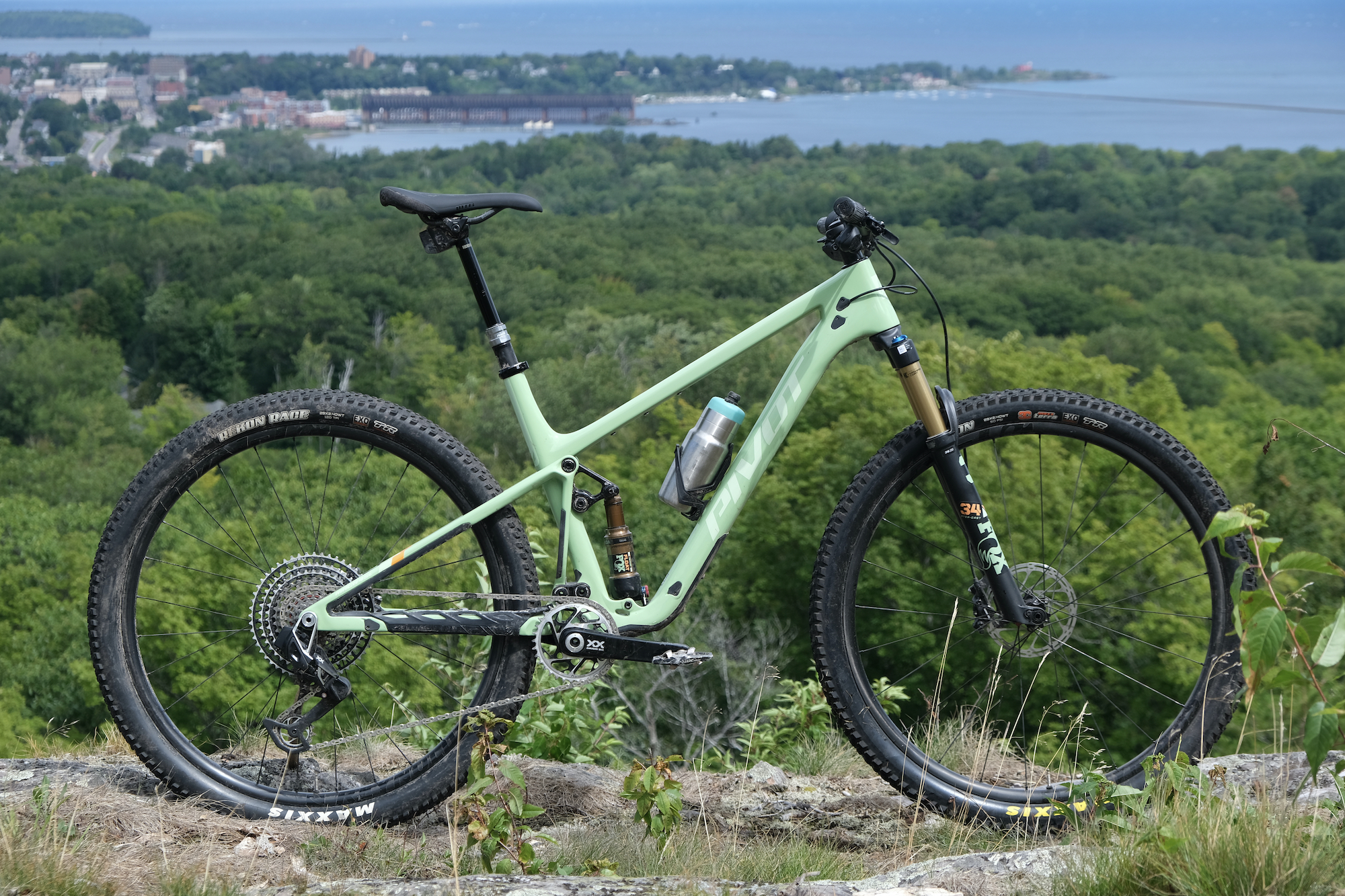 Flexing Muscles, Not Stays: A Pivot Mach 4 SL Review