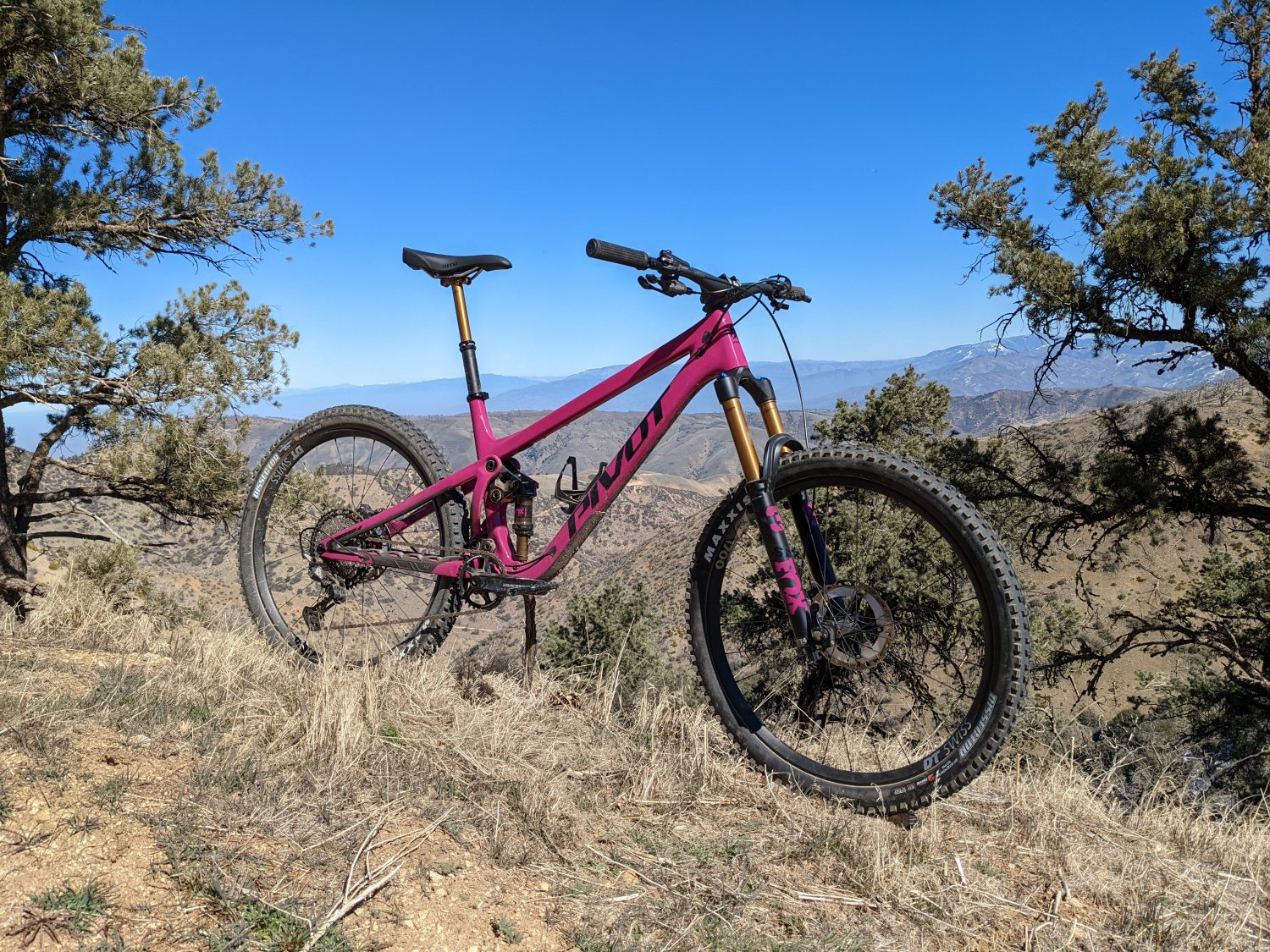 FIRST RIDE: PIVOT CYCLES SHADOWCAT – HELLO KITTY