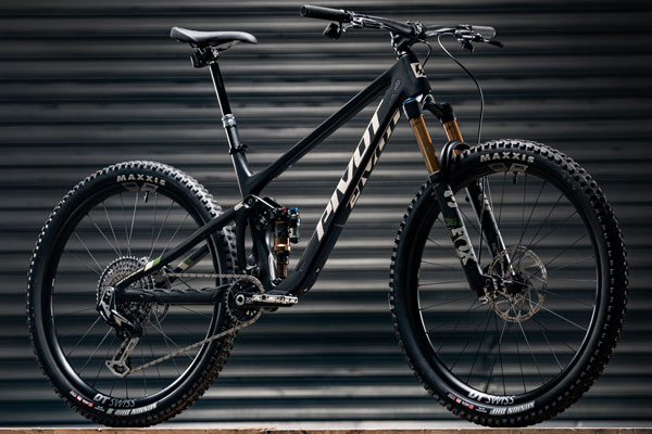 First Ride Review: The New Pivot Switchblade