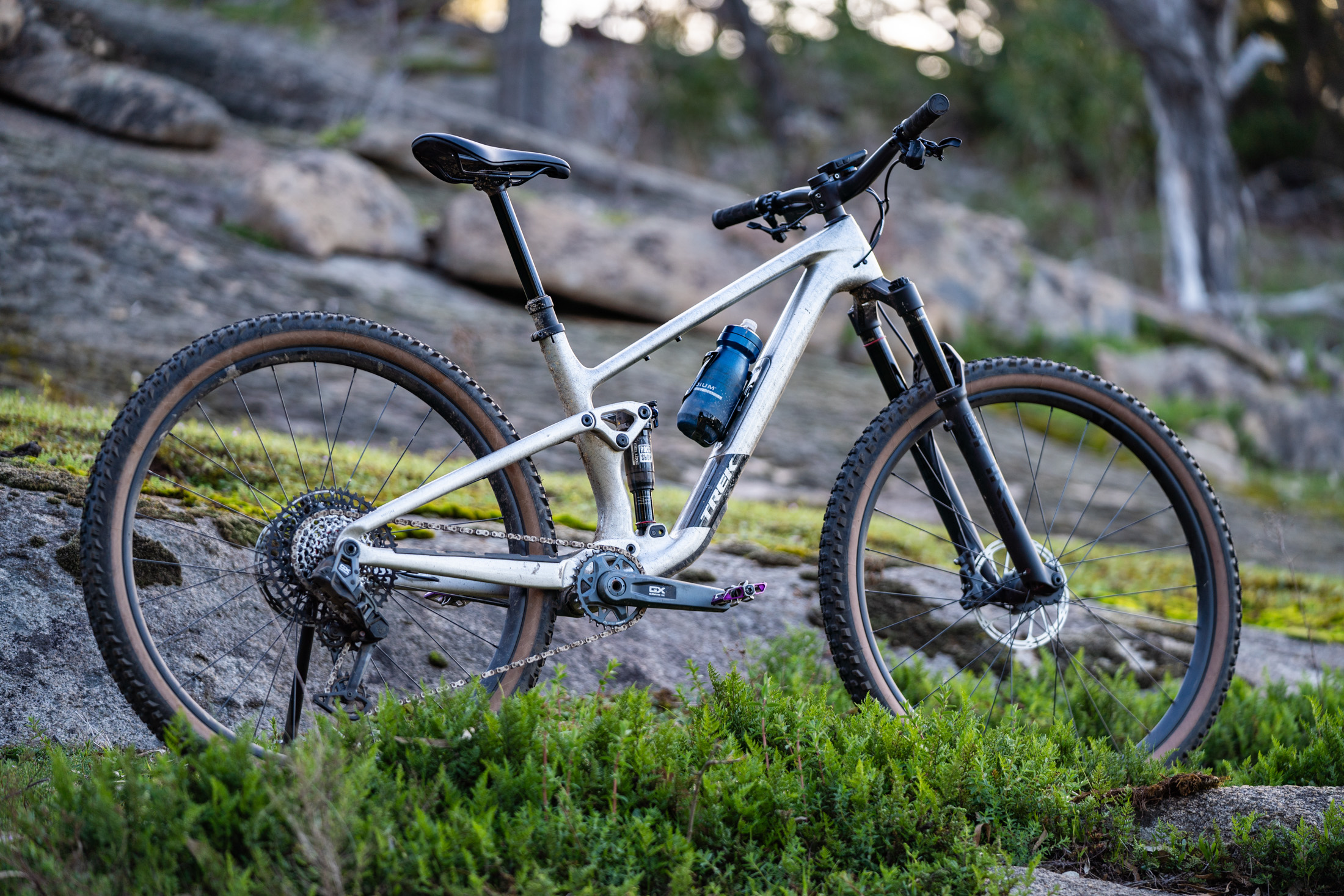 2025 Trek Top Fuel Review | A shape-shifting short travel ...
