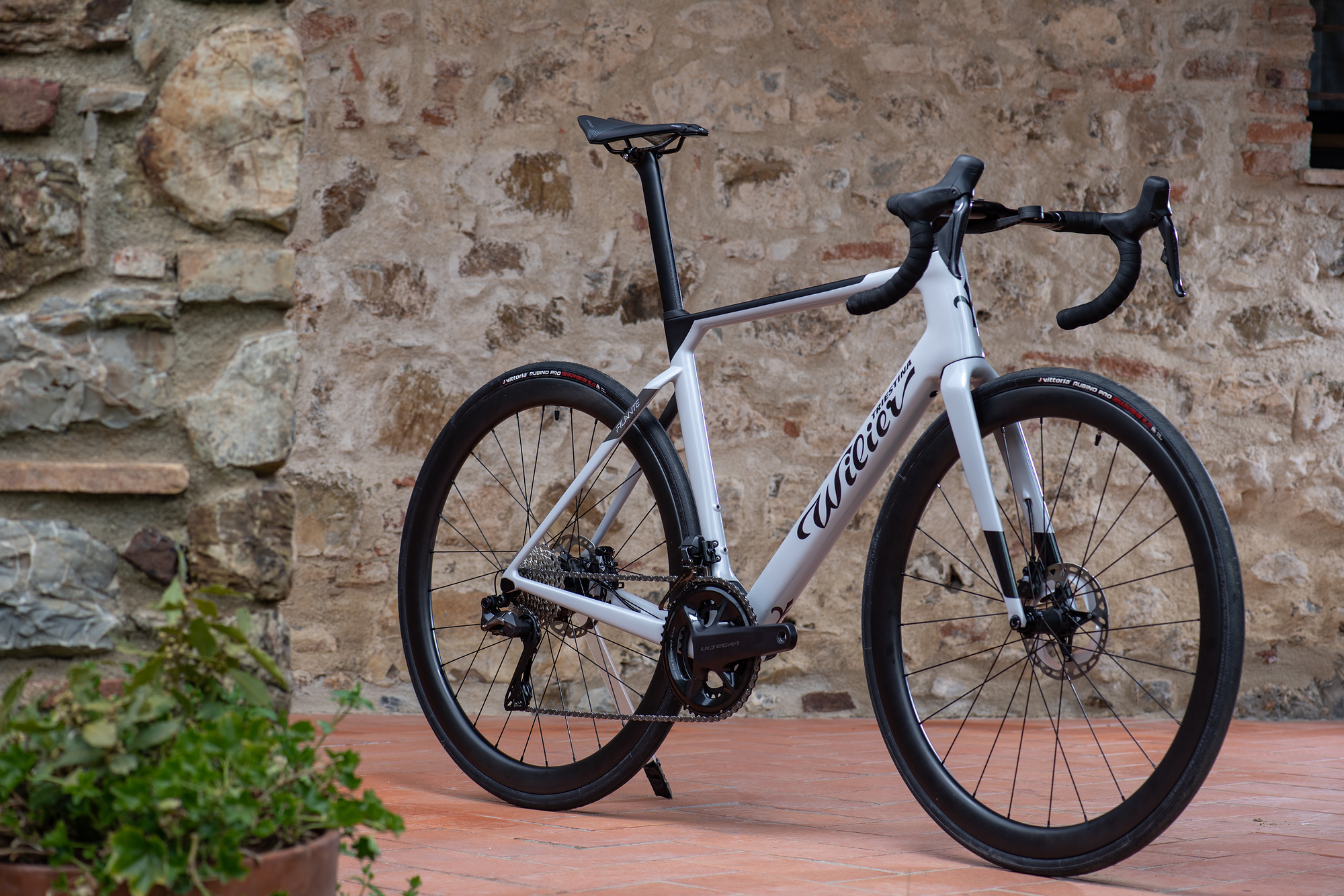 Wilier Filante Hybrid: Racing feeling with invisible pedal assistance - RAW Cycling Magazine